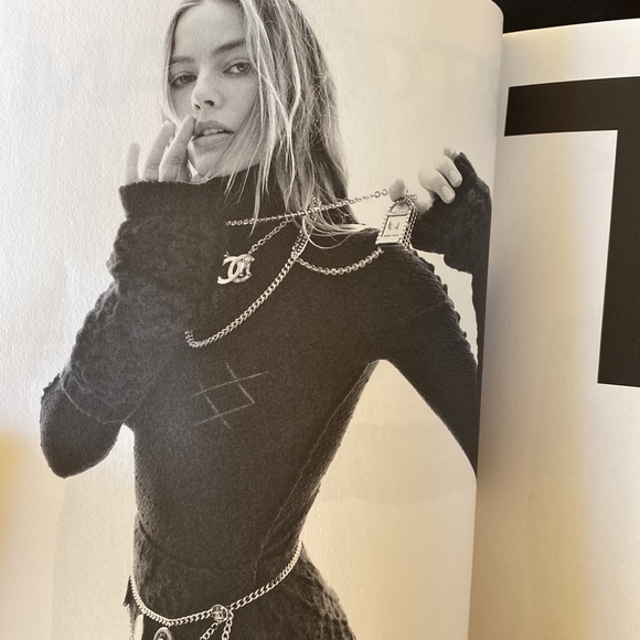 Chanel magazine 2022 issue 23 Margot Robbie Emmy nominated - Picture 7 of 7